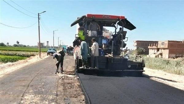 استمرار أعمال رصف طريق "ديروط – دشلوط" لرفع كفاءة البنية التحتية