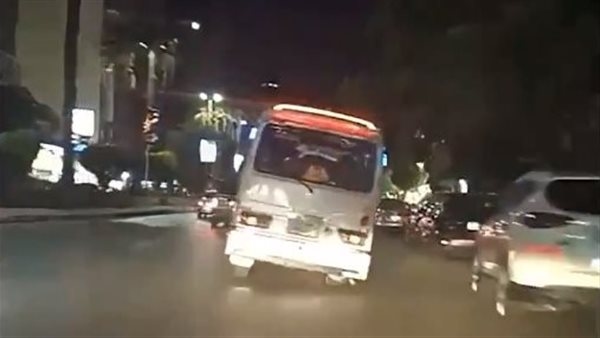 مقطع صادم، سائق ميكروباص يثير الرعب في الجيزة، ومطالبات للداخلية بمعاقبته (فيديو)