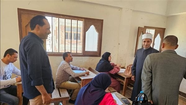 رئيس الإدارة المركزية لمنطقة الإسماعيلية الأزهرية يتفقد انطلاق امتحان التأهيل التربوي (صور)