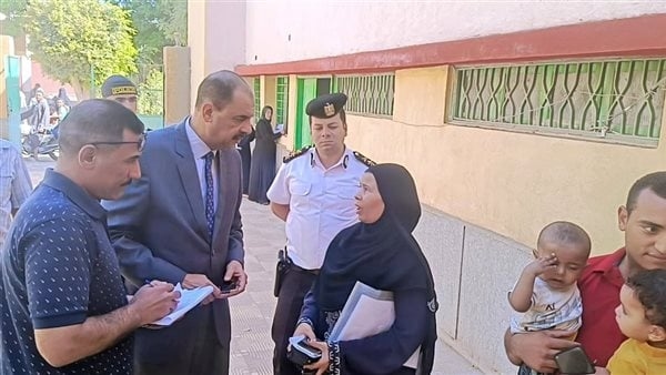 محافظ سوهاج في حالة استياء أثناء تفقد الخدمات بقرية إدفا