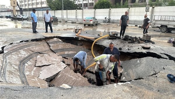 التعامل مع هبوط أرضي جراء كسر خط مياه مجمع محاكم الإسماعيلية (فيديو وصور)