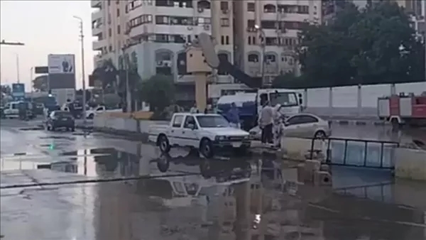 رئيس مدينة الإسماعيلية: الدفع بـ 11 سيارة لشفط المياه من مجمع المحاكم (صور)