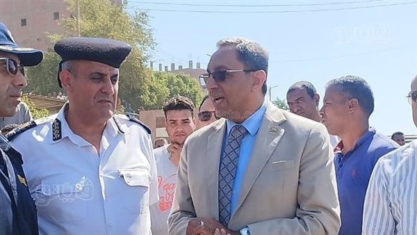 محافظ قنا يتفقد موقع حادث سقوط سيارة بمعدية دشنا (صور)