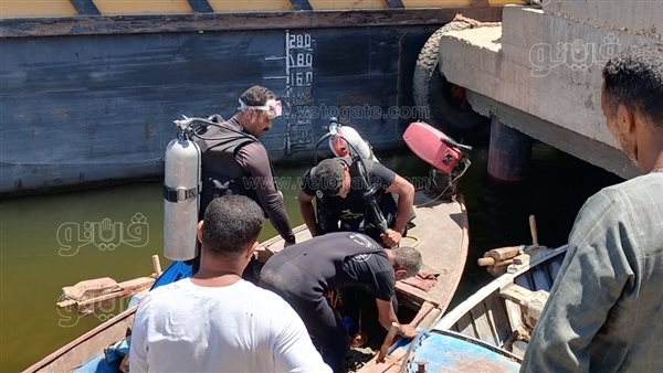 غطاسون يبحثون عن المفقودين في حادث سقوط سيارة من معدية دشنا (صور)