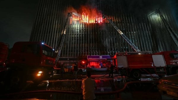 النيران تمتد إلى مكاتب أخرى في سنترال رمسيس ومحاولة للسيطرة عليها (فيديو وصور)