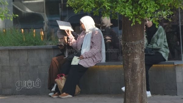 حجبت الشمس عنها، والدة طالبة بالثانوية تساعد ابنتها على مراجعة الديناميكا قبل الامتحان (صور)