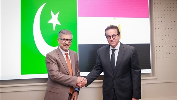 وزير الصحة يبحث مع السفير الباكستاني التعاون في مبادرات مكافحة الأمراض الوبائية