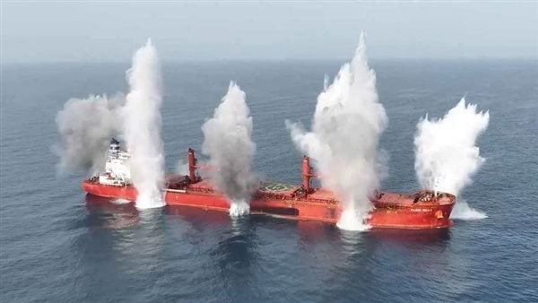 "أمبري" تؤكد غرق سفينة هاجمها الحوثيون في البحر الأحمر