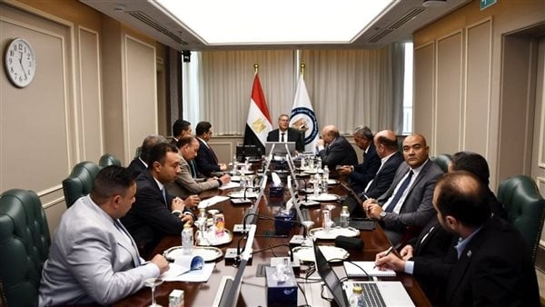 وزير البترول يبحث مع شركة "أديس" أسباب غرق البارج "أدمارين 12" ويطالب بمحاسبة المقصرين