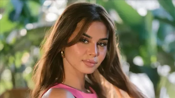 كنا بنحبك وأنت بريئة، هجوم حاد على منة عرفة بسبب إطلالتها الجريئة في مراسي (صور)