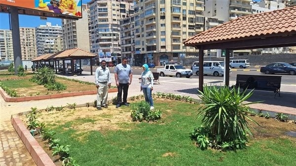 رئيسة حي شرق بالإسكندرية تتفقد طريق الكورنيش