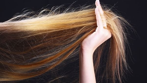 للعناية بالشعر المتقصف، وصفات طبيعية تعيد حيويته ونعومته