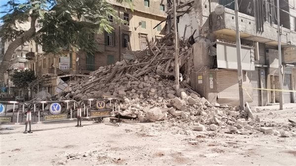 5 صور ترصد آثار انهيار عقار العطارين بالإسكندرية