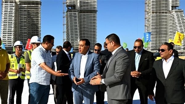 رئيس الوزراء يتفقد أعمال مشروعات "أبراج الداون تاون" و" لاجون" بالعلمين الجديدة