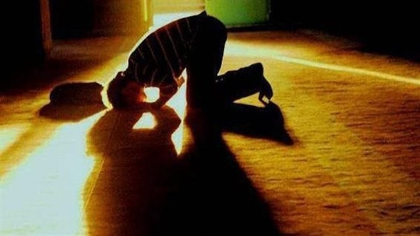 هل التحدث مع الله في السجود يبطل الصلاة؟، رد مفاجئ من أمين الفتوى