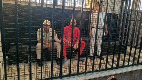 ببدلة الإعدام والسبحة، إيداع المتهم بقتل خاله حرقا قفص الاتهام بجنايات الأقصر (صور)