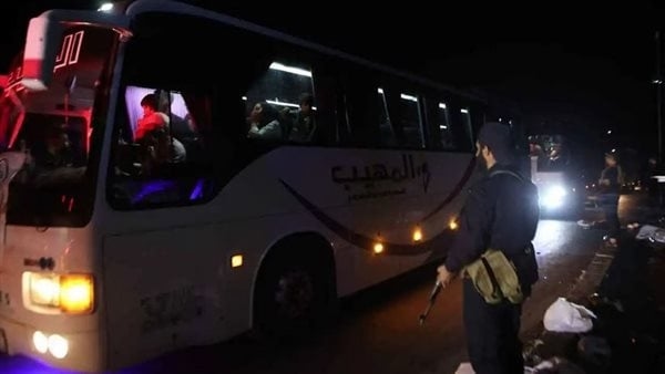 لحظة إجلاء المدنيين وعشائر البدو من محافظة السويداء إلى درعا (فيديو وصور)