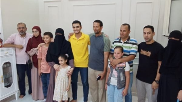 حفيد الشيخ محمود شلتوت الأول على الثانوية الأزهرية يتلو القرآن فرحًا بتفوقه (فيديو)