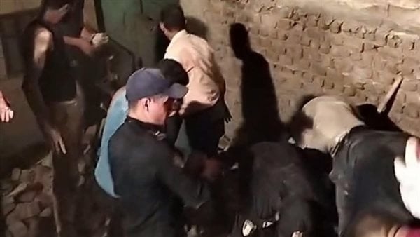 انتشال 3 مصابين والبحث عن مسنة تحت أنقاض انهيار منزل بأسيوط