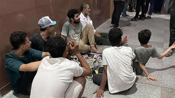 أهالي ساقية مكي يشحنون هواتفهم المحمولة بمحطة المترو بسبب استمرار انقطاع الكهرباء (صور)
