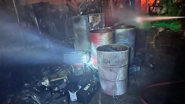 النيابة تأمر بندب المعمل الجنائي لمعاينة حريق مصنع أجهزة كهربائية بالعبور (صور)