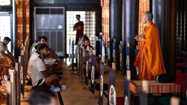 سر تواجد محمد صلاح في معبد بوذي باليابان