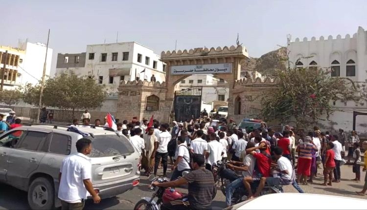 غضب في شوارع المكلا.. إضراب شامل لسائقي النقل وارتفاع جنوني لأسعار الوقود يشل المدينة