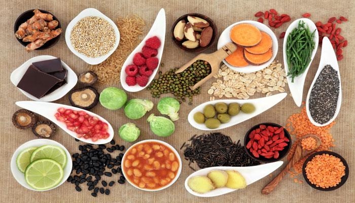 6 أطعمة ومشروبات طبيعية لتعزيز صحة الأمعاء وطرد السموم