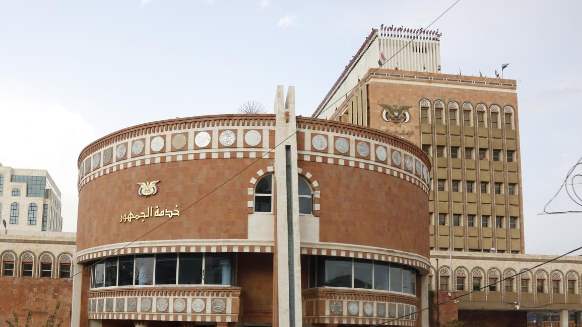 تحليل خاص- عملة حوثية جديدة تشعل "حرب البنوك" وتُهدد بانهيار اقتصادي شامل!
