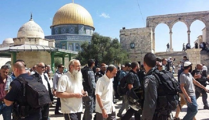 عشرات المستوطنين يدنسون باحات المسجد الأقصى المبارك