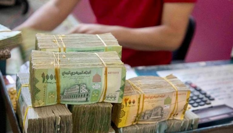 تراجع طفيف غير مبشر للدولار في عدن أمام كارثة انهيار الاقتصاد وغلاء المعيشة
