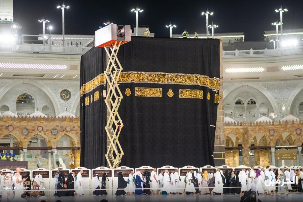 البيت العتيق يتشح بالجلال.. كسوة الكعبة مع بداية عام هجري جديد