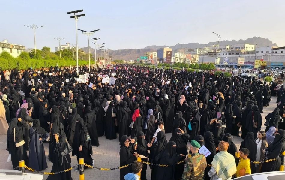 منظمة: عناصر أمنية اعتقلت نساءً في عدن خلال الاستعداد لمظاهرة نسائية