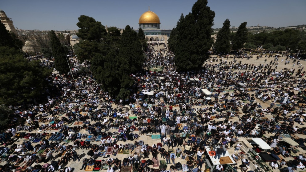 آلاف الفلسطينيين يؤدون صلاة الجمعة في المسجد الأقصى
