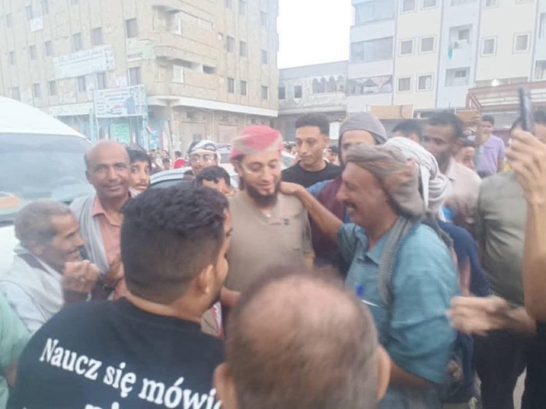 الشيخ "الكازمي" يكشف عن تفاصيل عملية اختطافه من داخل مسجد في عدن