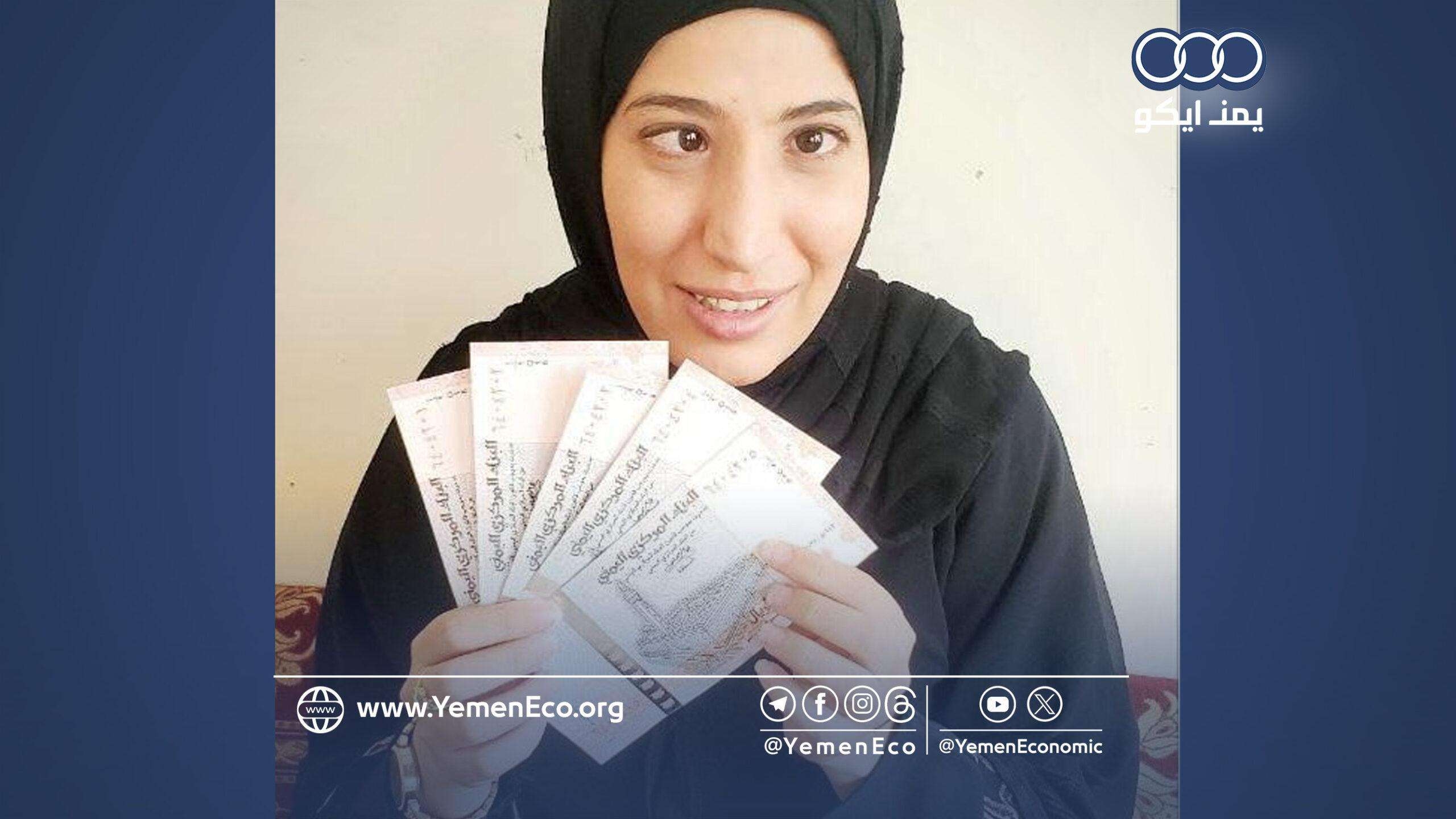 أسمتها 'برايلة الزهرية'.. كفيفة يمنية تحتفي بالعملة الجديدة فئة 200 ريال